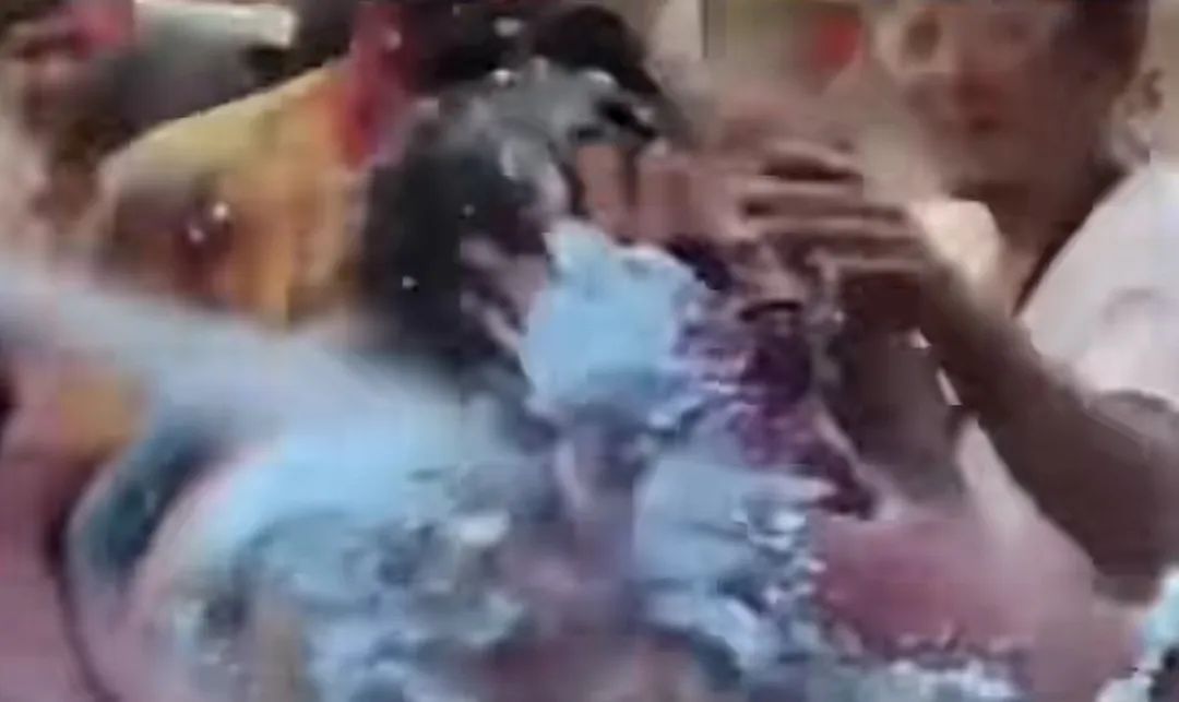 日本女网红在印度被骚扰02